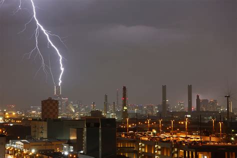 避雷針 家|雷は家に落ちる？落雷の確率と危険性、そして効果的。